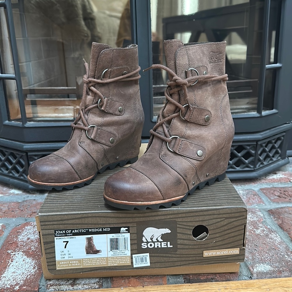 Sorel Women’s Joan of Arctic Wedge Mid boots Sz. 7 Color: tobacco